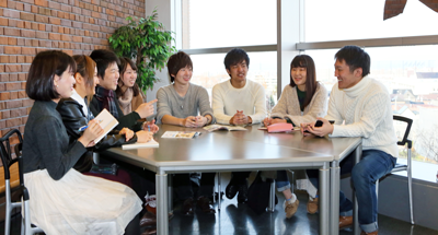 取材を行う「SUeets!」スタッフ