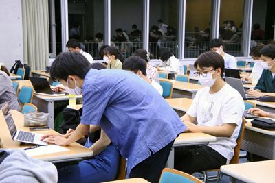 「時間割相談会、レポートの書き方講座の様子」