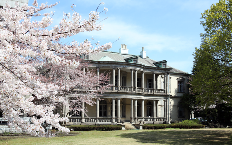 本学本館は島津忠重邸として大正時代に完成。