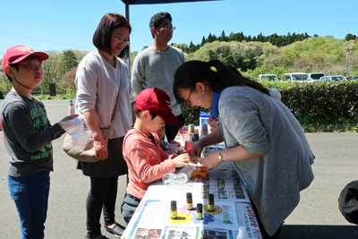 入浴剤の製作実験のブースを出店