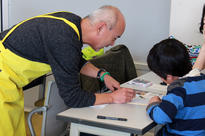 キッズスクールで児童に絵の描き方を教える講師 キッズスクールで児童に絵の描き方を教える講師