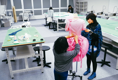 （杉野学園）ファッションデザイン創造工房の様子