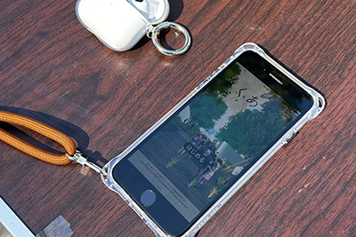 専用のスマホとイヤホンで、拡張現実を活用。