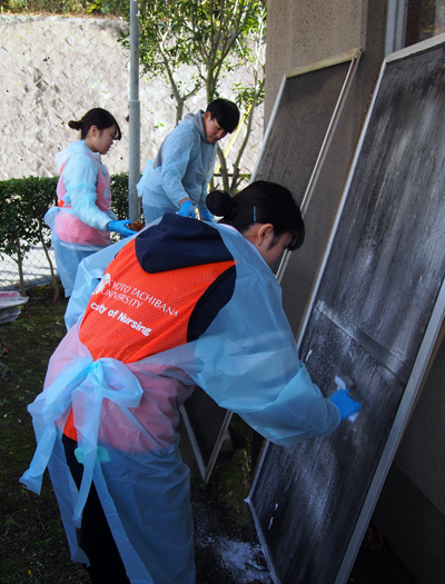 網戸の張り替え、ごみの搬出などを手伝いました 網戸の張り替え、ごみの搬出などを手伝いました