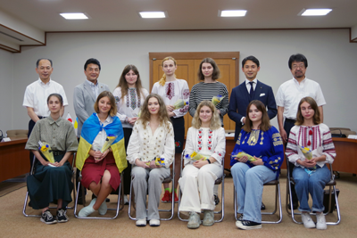 永尾教昭学長と懇談するウクライナ人留学生 永尾教昭学長と懇談するウクライナ人留学生