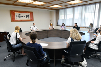 永尾教昭学長と懇談するウクライナ人留学生 永尾教昭学長と懇談するウクライナ人留学生