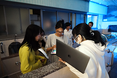 照射実験で意見を交わす学生たち。 照射実験で意見を交わす学生たち。