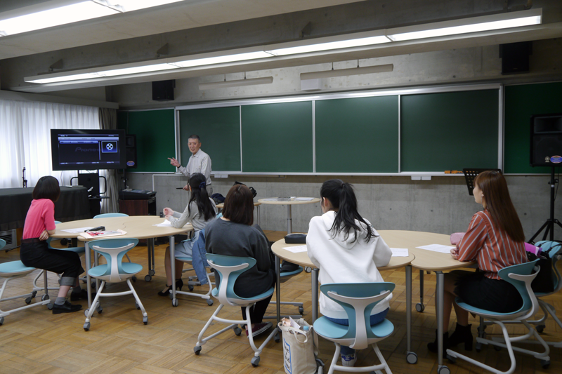 パフォーマンス総合芸術文化専攻の少人数制の学生参加型授業