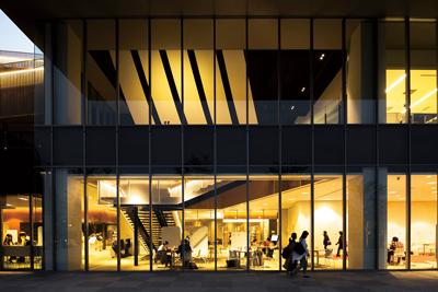 JR草薙駅近くに誕生した新キャンパス。写真は図書館の夜景。