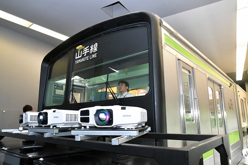 鉄道シミュレーター館では「鉄道基礎」などの授業で運転シミュレーションを行います。