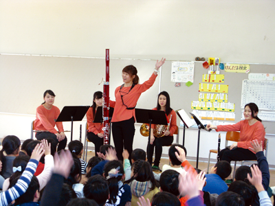 地元の小学校での学生による木管五重奏の演奏会 地元の小学校での学生による木管五重奏の演奏会