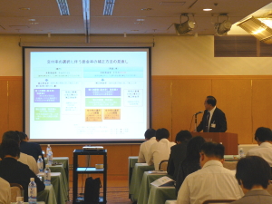 交付率の見直し方針の説明の様子 交付率の見直し方針の説明の様子