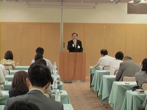 交付率の見直し方針の説明の様子 交付率の見直し方針の説明の様子